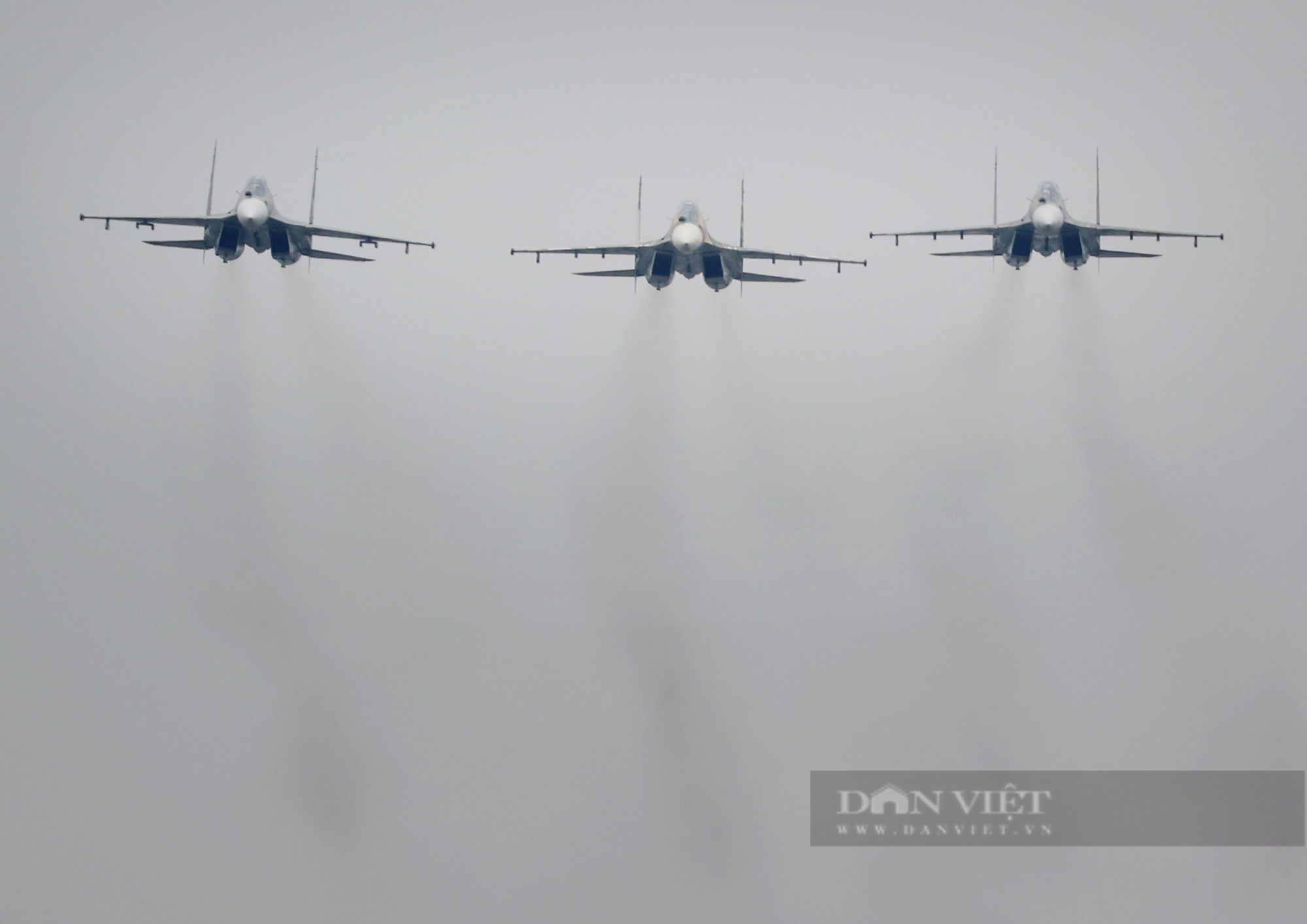 Hình ảnh 14 chiếc tiêm kích Su-30MK2 và trực thăng Mi tập luyện trên bầu trời Hà Nội - Ảnh 8.