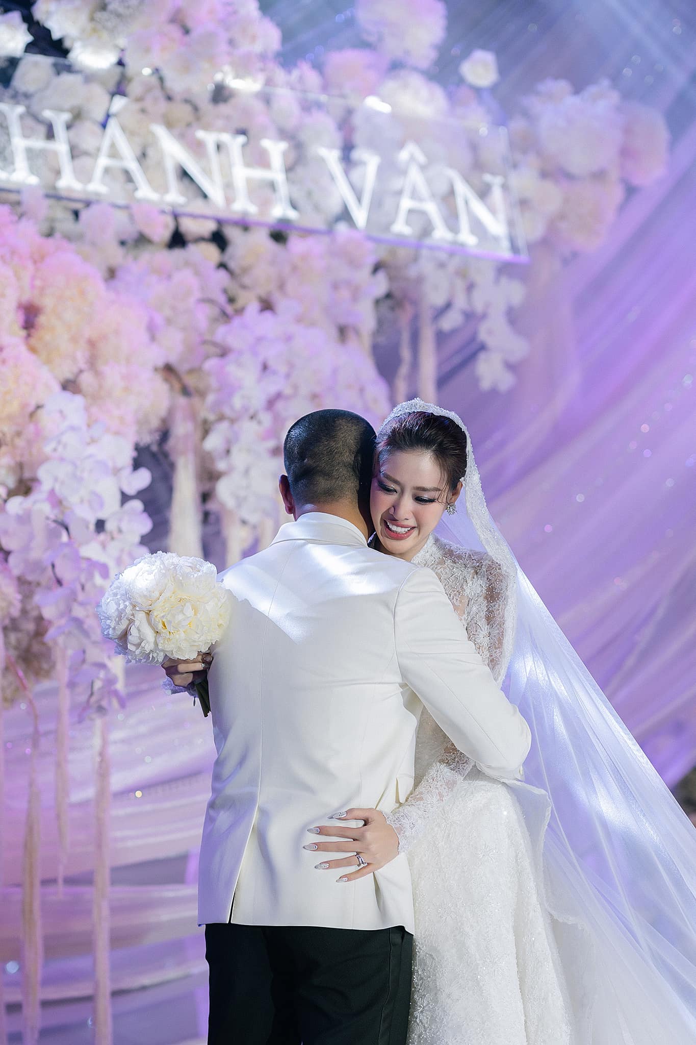 Đám cưới Hoa hậu Khánh Vân gây "choáng" với không gian lộng lẫy, quy tụ dàn sao đình đám - Ảnh 23.