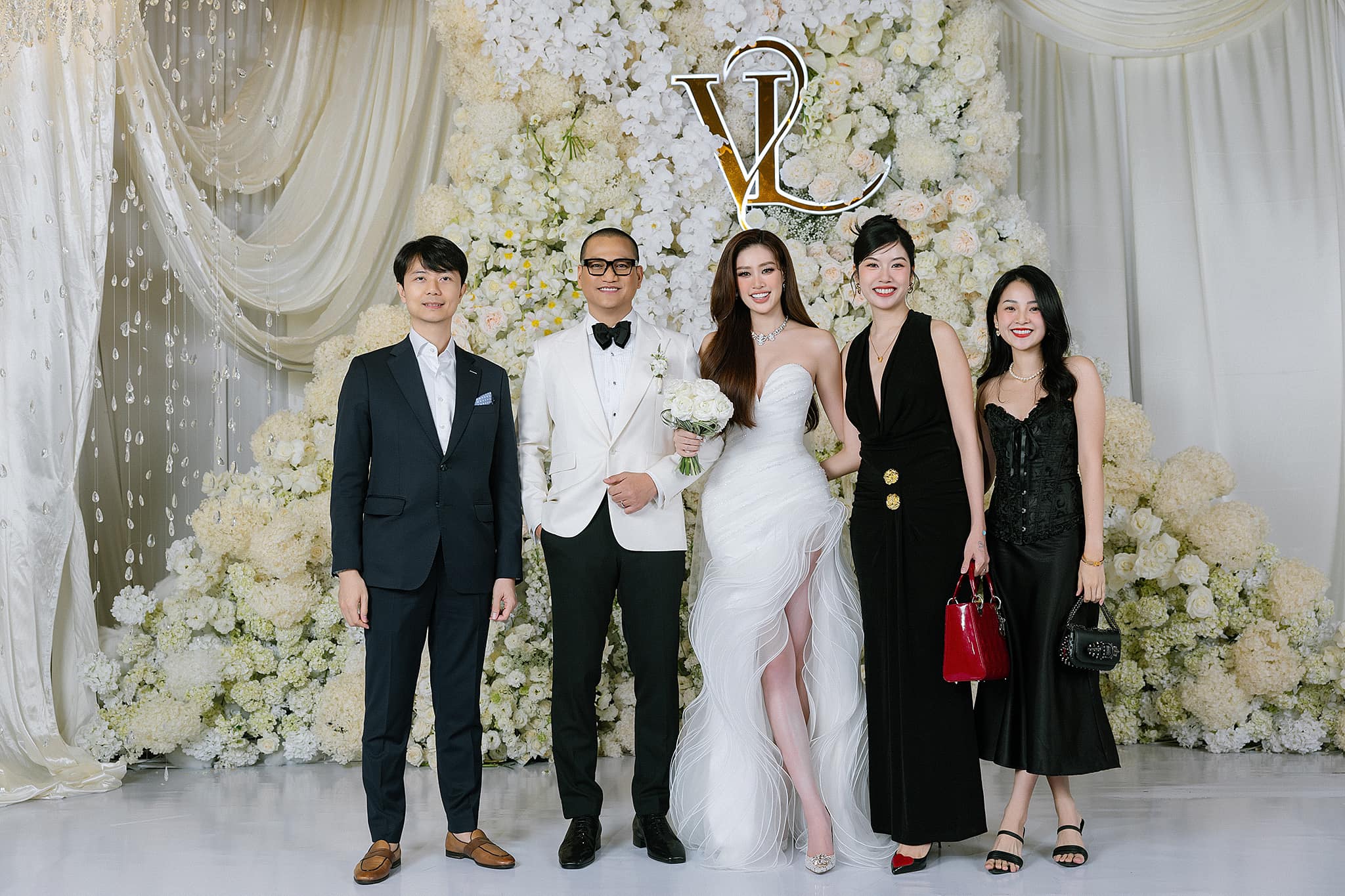 Đám cưới Hoa hậu Khánh Vân gây "choáng" với không gian lộng lẫy, quy tụ dàn sao đình đám - Ảnh 13.