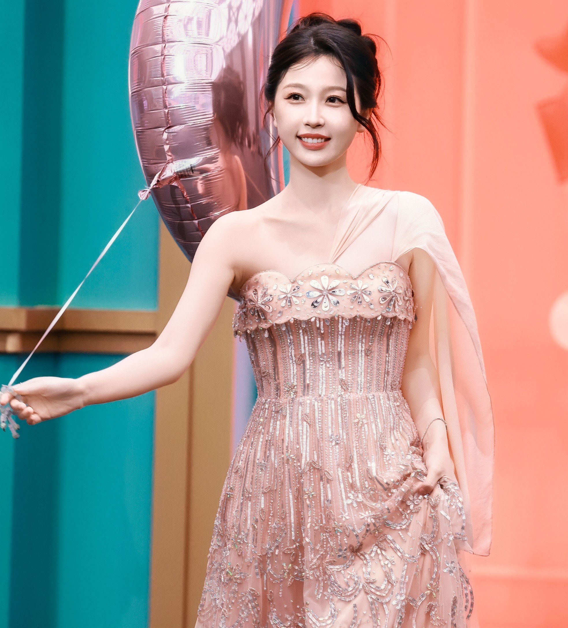 Nhan sắc Baifern Pimchanok “vượt mặt” Bạch Lộc, Ngu Thư Hân - Ảnh 3.