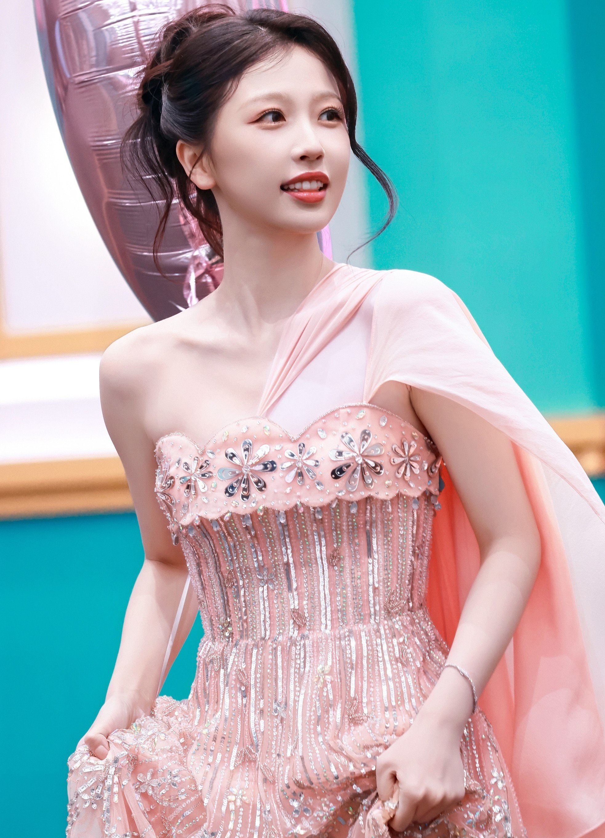 Nhan sắc Baifern Pimchanok “vượt mặt” Bạch Lộc, Ngu Thư Hân - Ảnh 11.