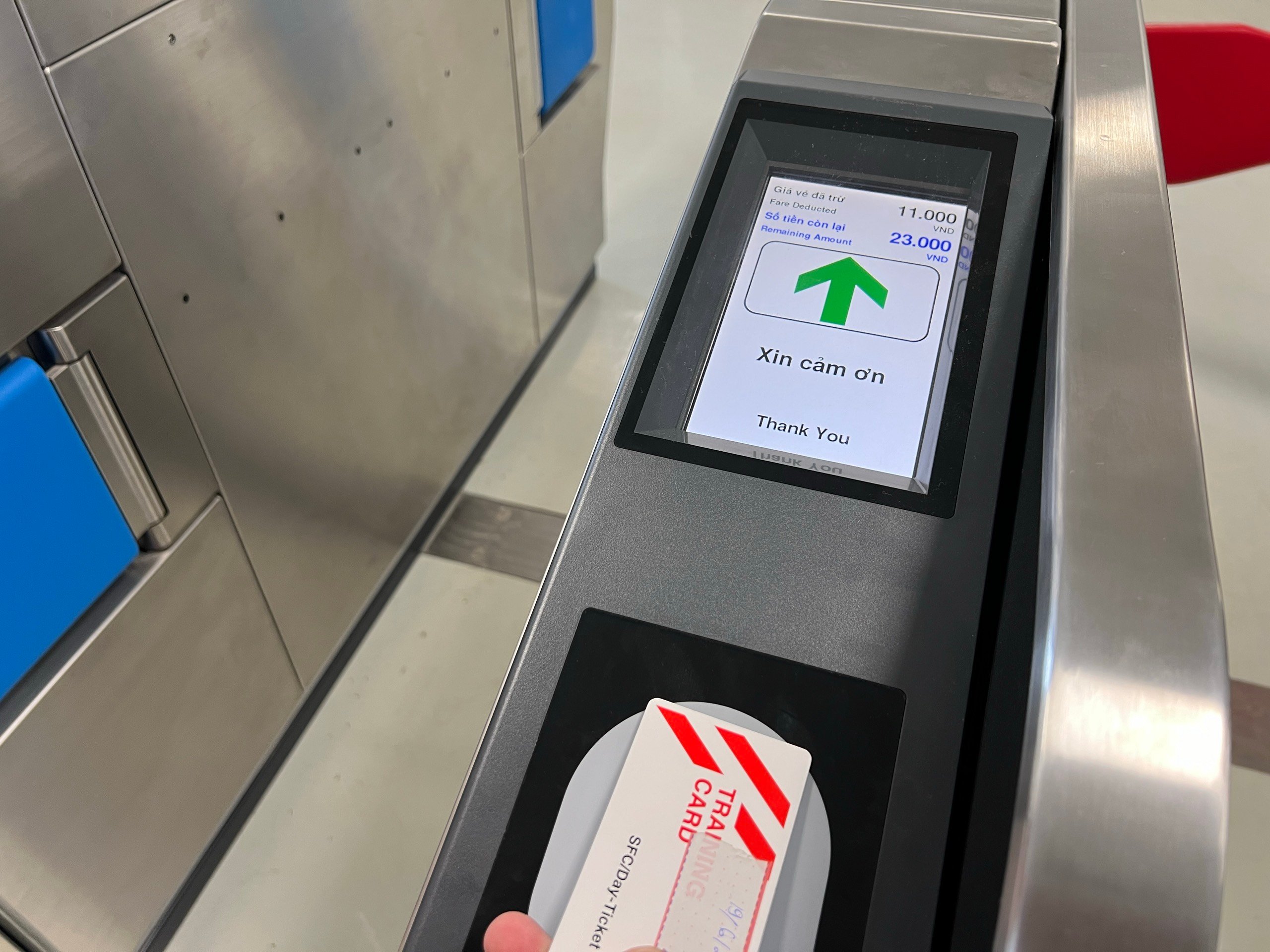 Nhân viên ga metro số 1 TP.HCM thực hành thu phí tự động - Ảnh 3.
