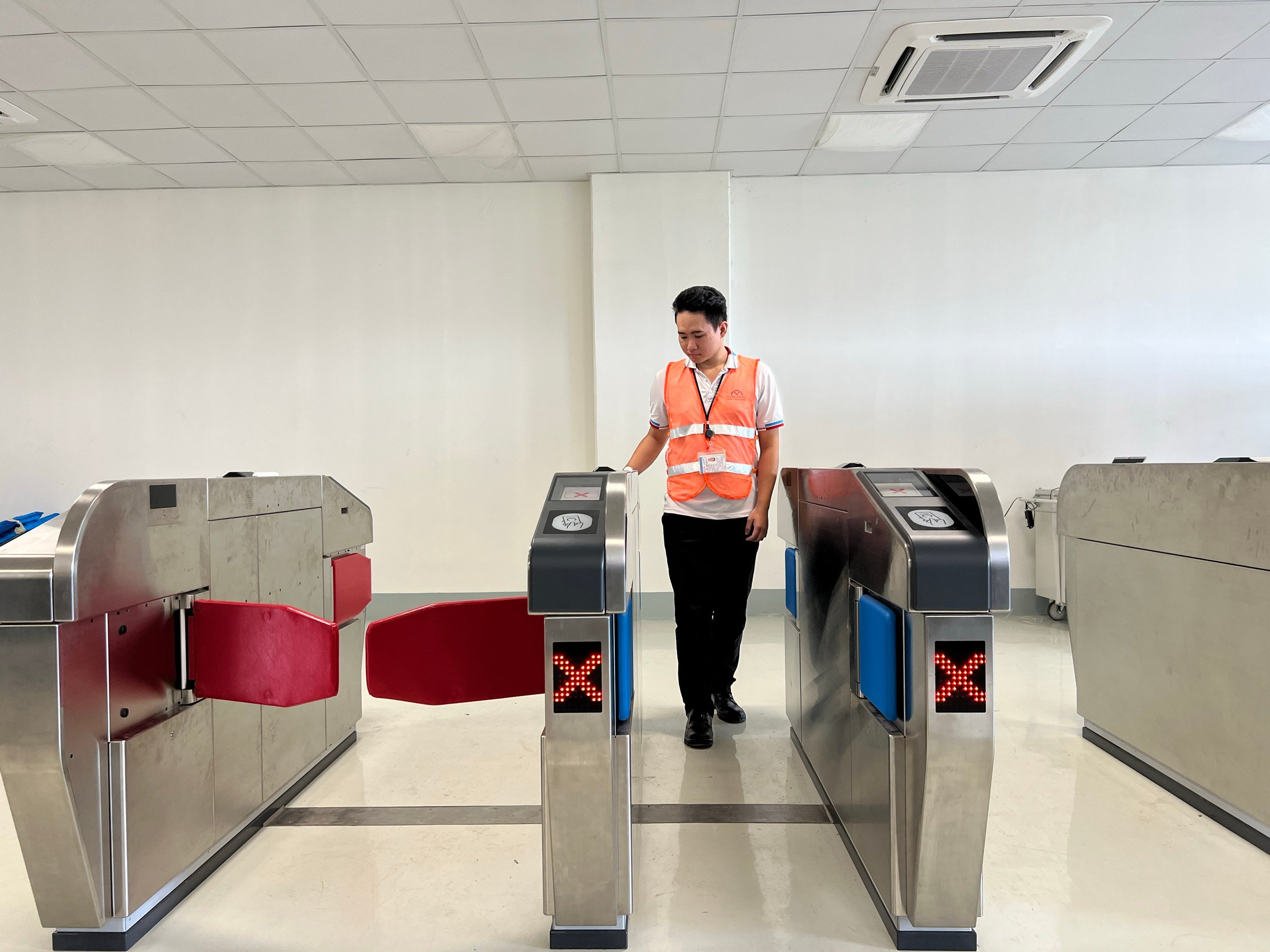 Nhân viên ga metro số 1 TP.HCM thực hành thu phí tự động - Ảnh 5.