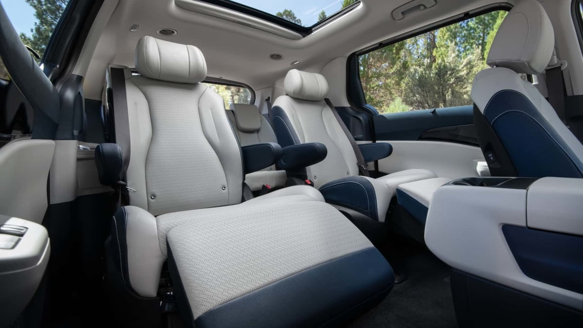 Choáng ngợp KIA Carnival 2025: Ngoại hình mới, thêm động cơ tiết kiệm xăng- Ảnh 7.