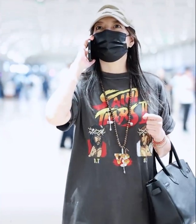 Triệu Vy trở lại xinh tươi như hoa, “phớt lờ” bê bối tài chính- Ảnh 4.
