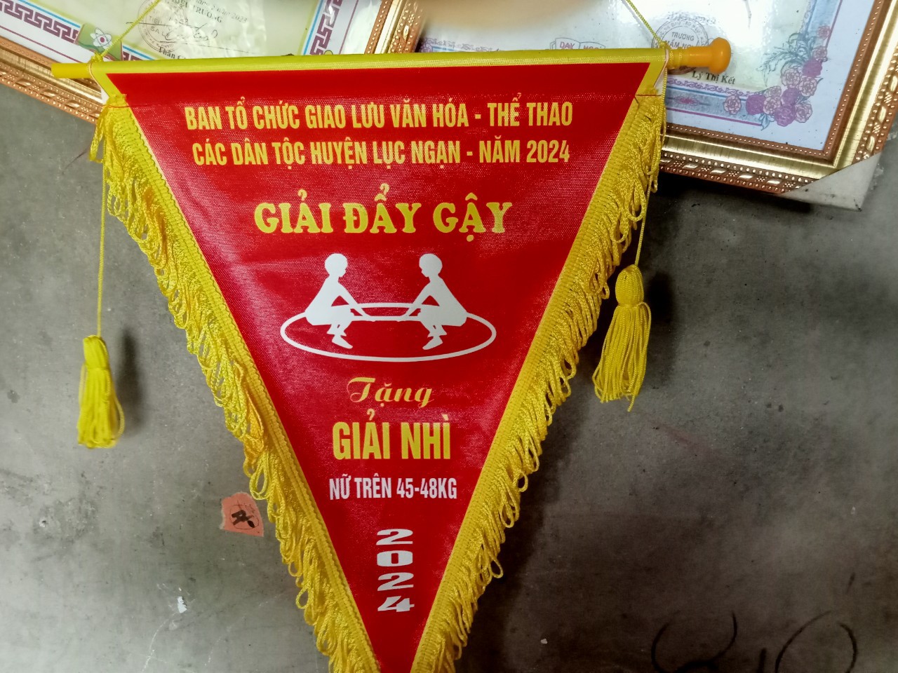 Vợ “còng lưng” chạy chữa cho chồng bị bệnh hiểm nghèo và ba con thơ- Ảnh 7.