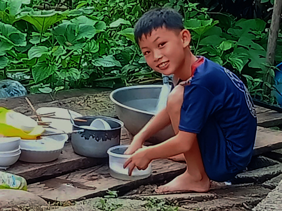 Vợ “còng lưng” chạy chữa cho chồng bị bệnh hiểm nghèo và ba con thơ- Ảnh 5.