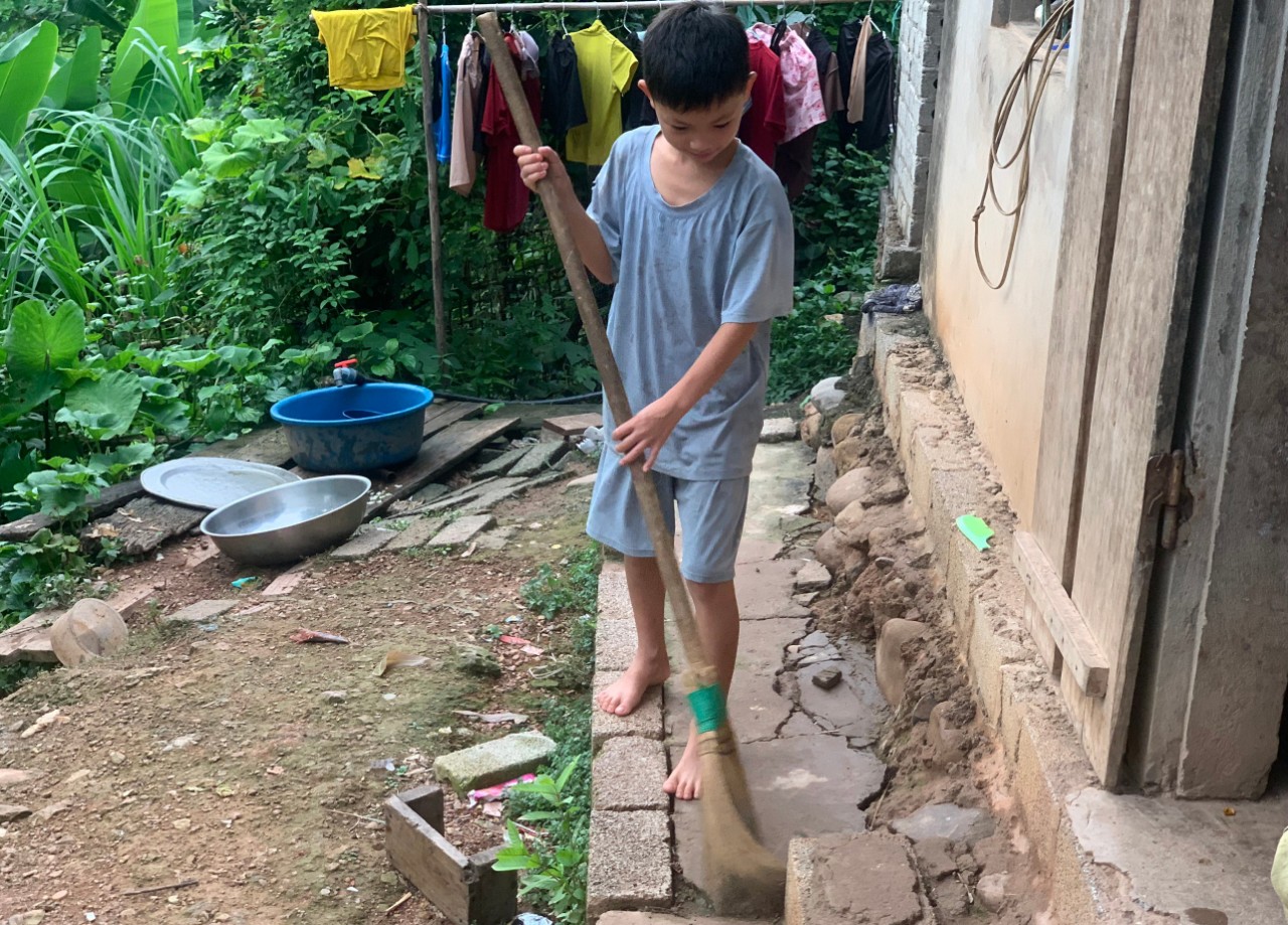 Vợ “còng lưng” chạy chữa cho chồng bị bệnh hiểm nghèo và ba con thơ- Ảnh 4.