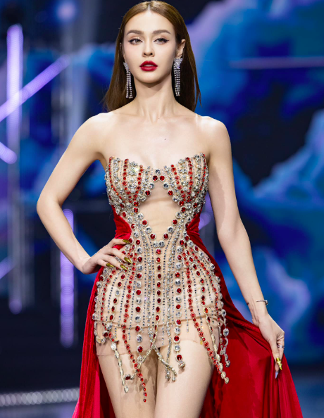 Chung kết Miss Universe Vietnam 2024: Kỳ Duyên bị MLee trình diễn bikini "vượt mặt"- Ảnh 1.