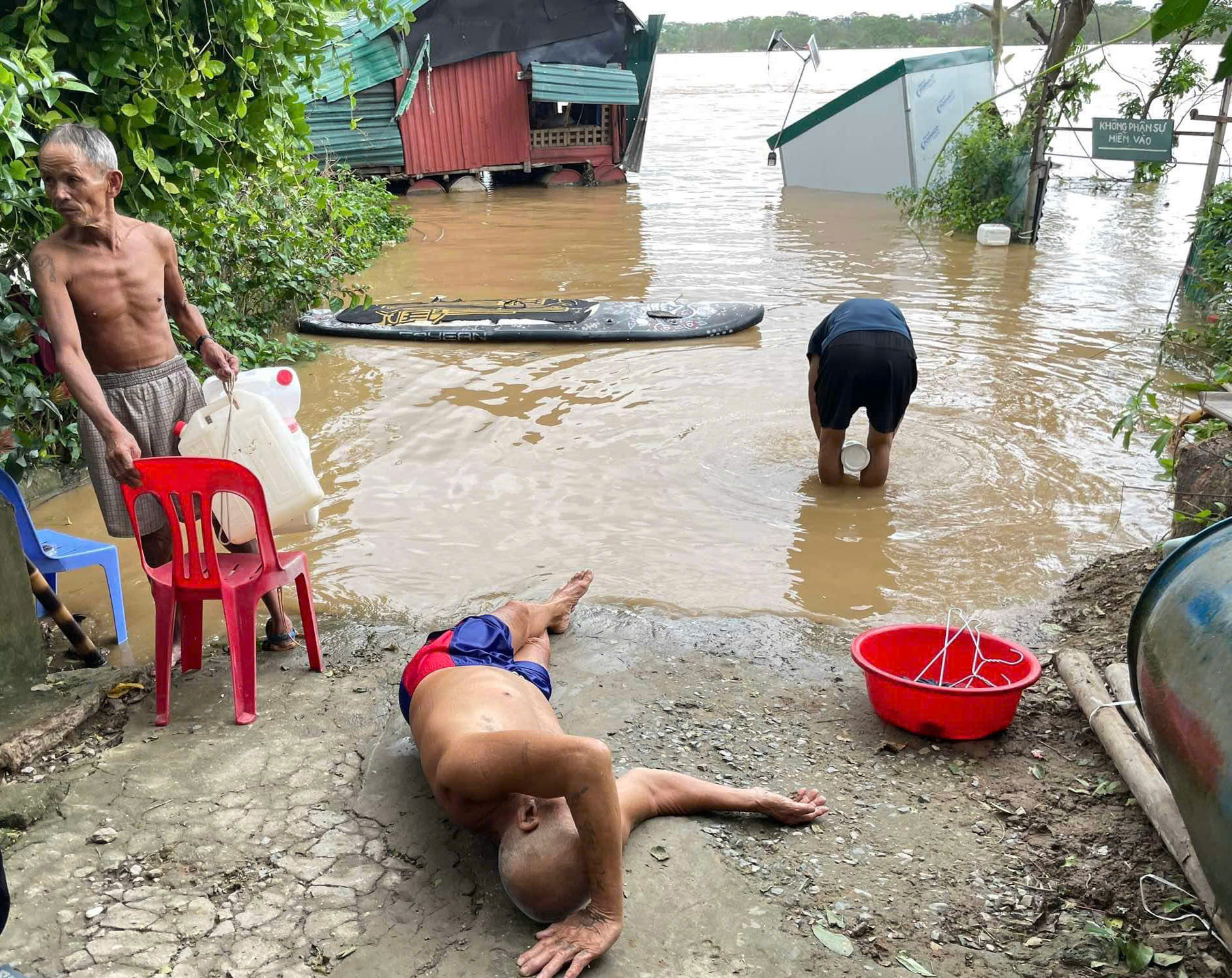 Xóm Phao ven sông Hồng tan hoang sau bão, người dân bất lực vì nước sông Hồng dâng cao  - Ảnh 11.