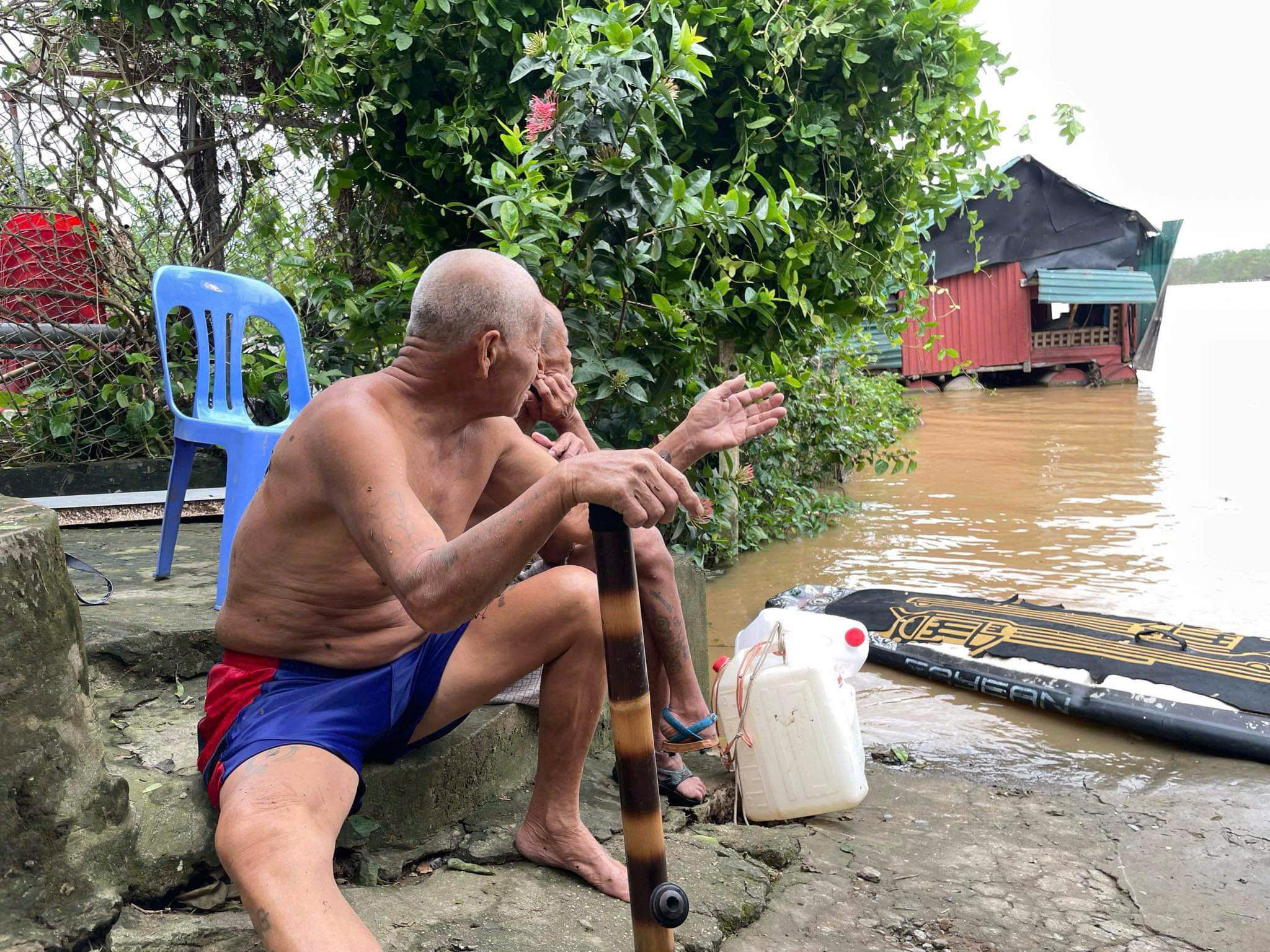 Xóm Phao ven sông Hồng tan hoang sau bão, người dân bất lực vì nước sông Hồng dâng cao  - Ảnh 9.