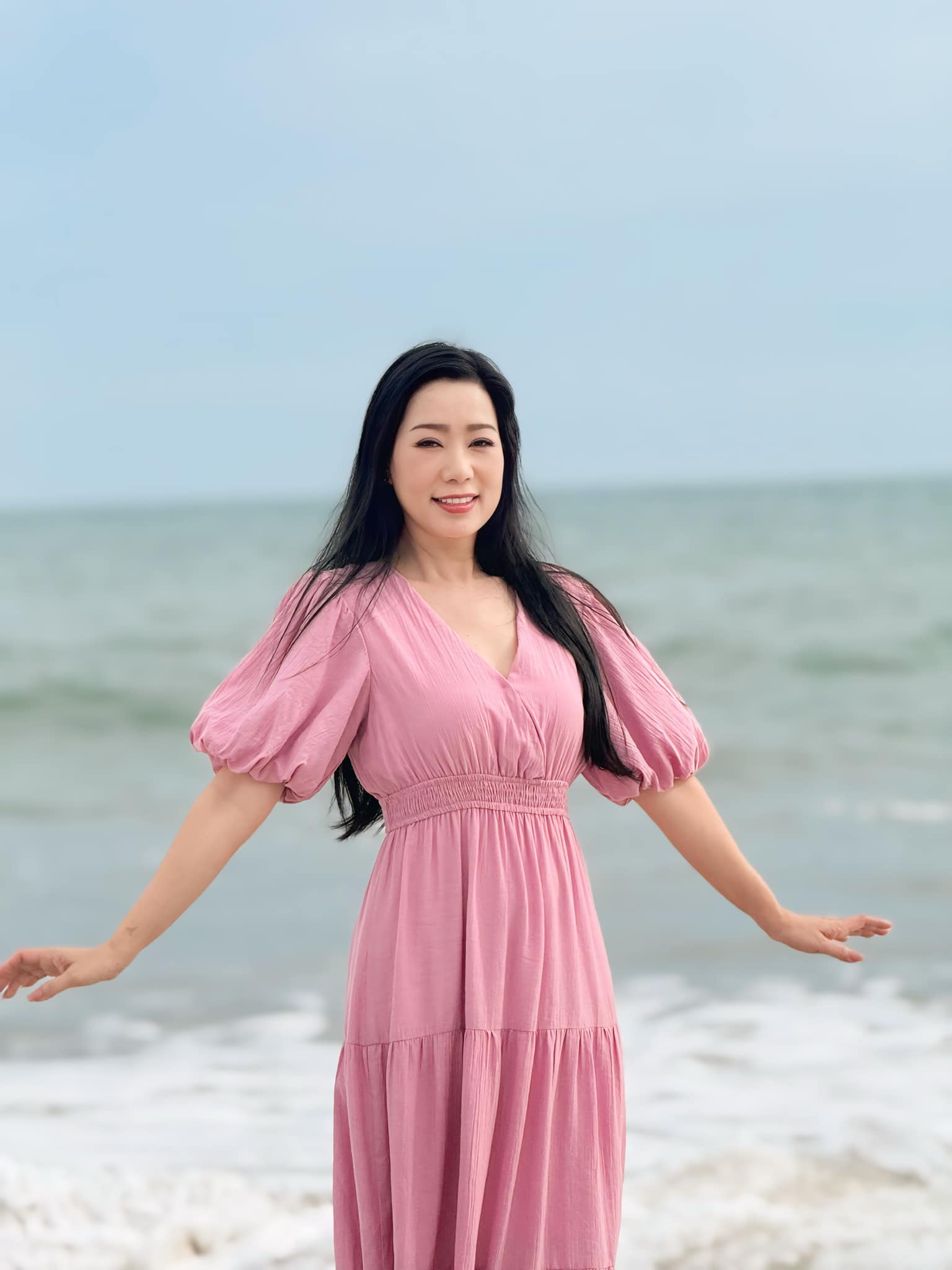 Nghệ sĩ Ưu tú Chí Trung đón ngày đầu năm 2025 tại một "nơi xa", Thu Trang tất bật trên phim trường.. - Ảnh 4.