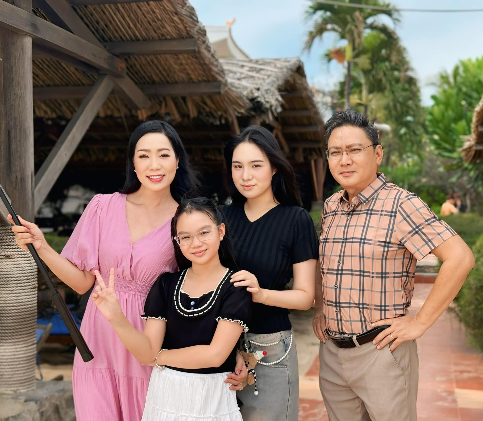 Nghệ sĩ Ưu tú Chí Trung đón ngày đầu năm 2025 tại một "nơi xa", Thu Trang tất bật trên phim trường.. - Ảnh 5.