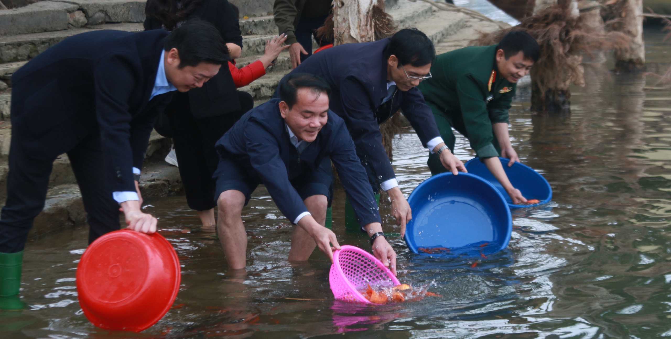 Từ phong tục ông Công ông Táo đến phong trào thả cá ý nghĩa ở hồ Thác Bà- Ảnh 3.