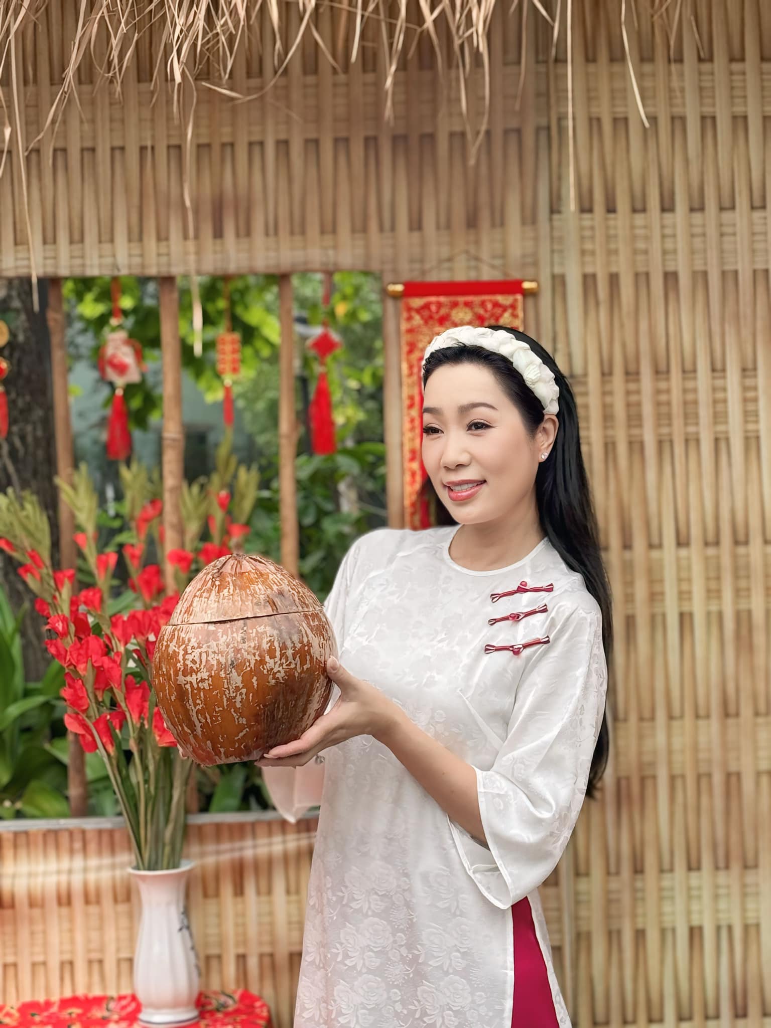 Á hậu duy nhất nhận danh hiệu Nghệ sĩ Nhân dân, Tăng Thanh Hà trang trí nhà tiền tỷ đón Tết 2025- Ảnh 7.