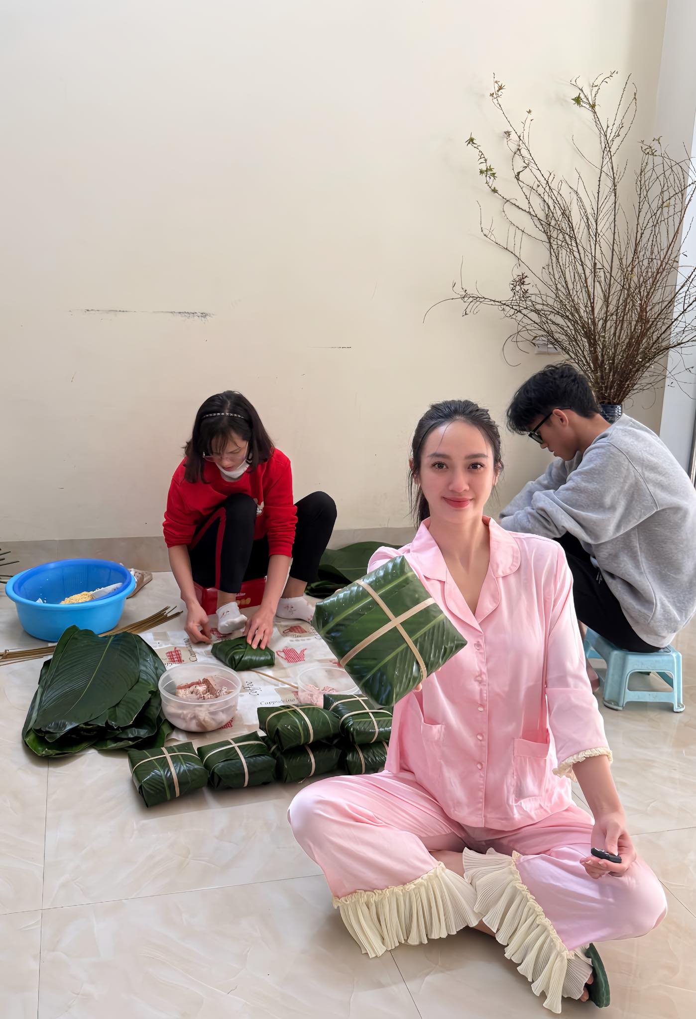 Á hậu duy nhất nhận danh hiệu Nghệ sĩ Nhân dân, Tăng Thanh Hà trang trí nhà tiền tỷ đón Tết 2025- Ảnh 2.