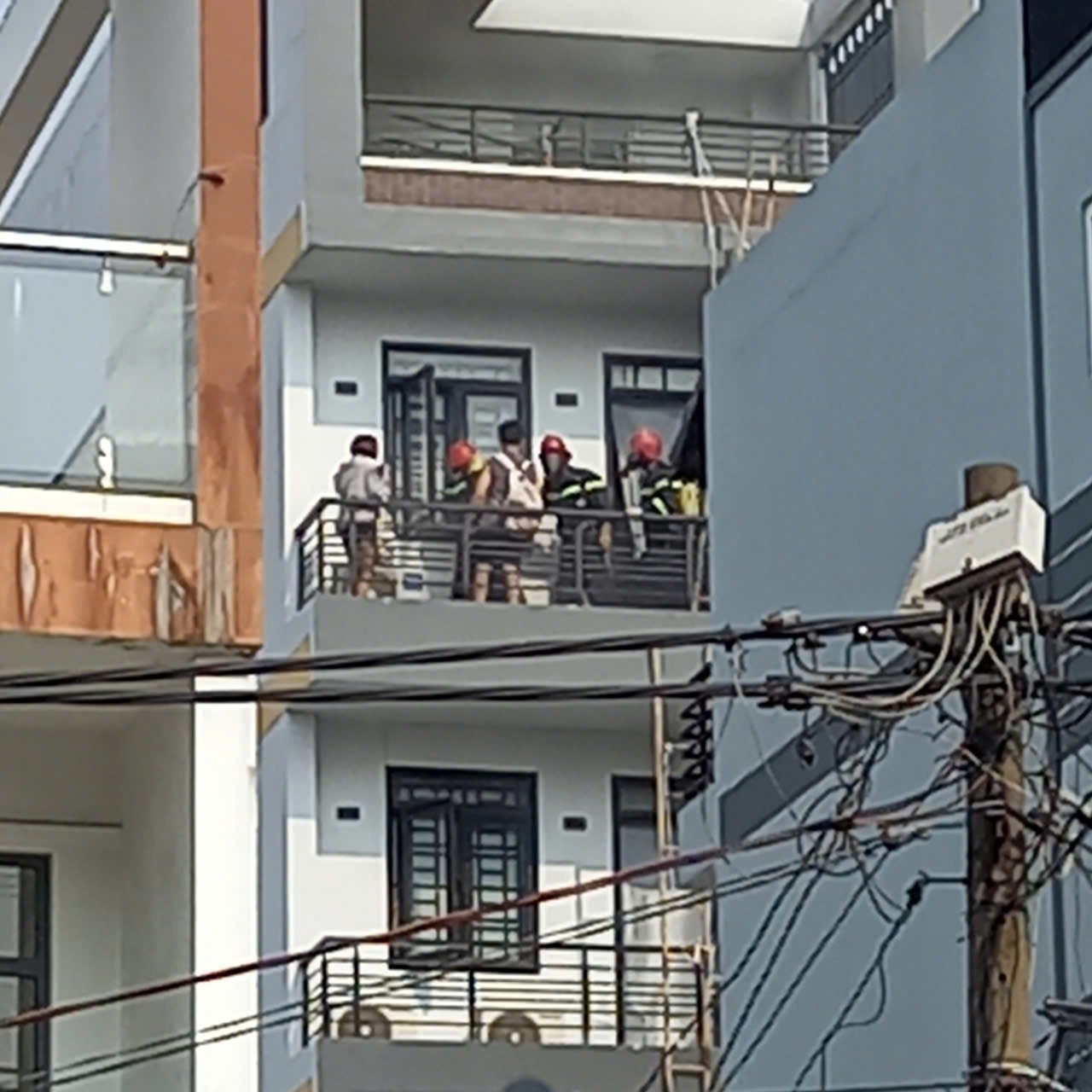 TP.HCM: Nữ tài xế lái Mercedes tông hàng loạt xe máy tại ngã tư Thủ Đức - Ảnh 2.