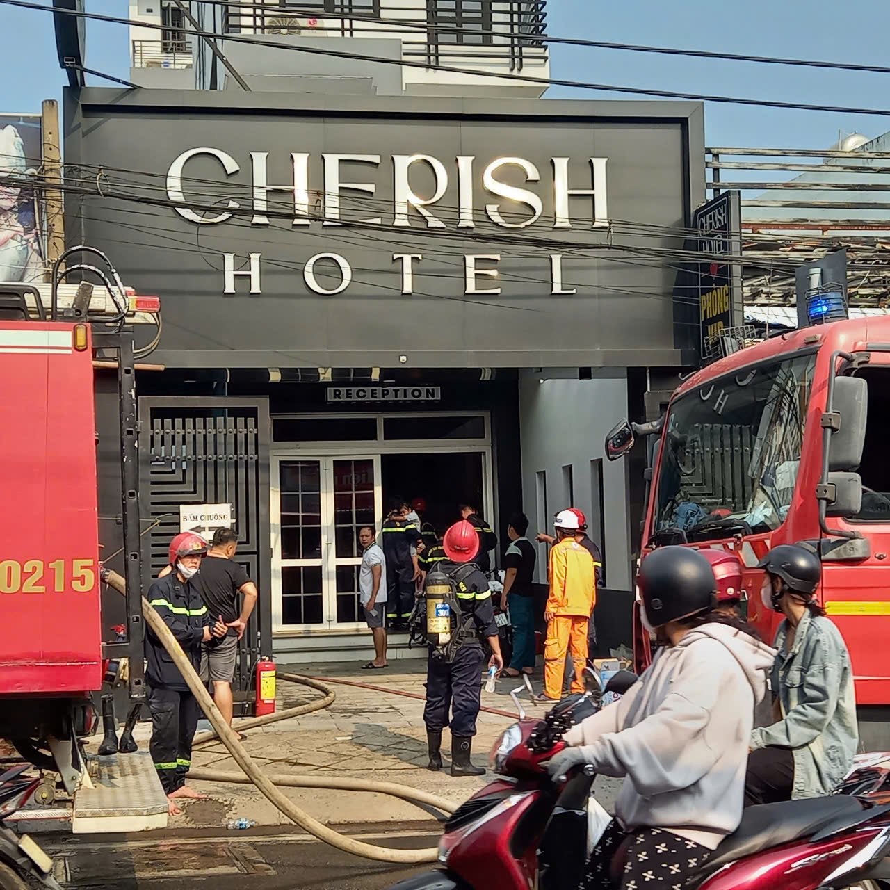 TP.HCM: Nữ tài xế lái Mercedes tông hàng loạt xe máy tại ngã tư Thủ Đức - Ảnh 3.