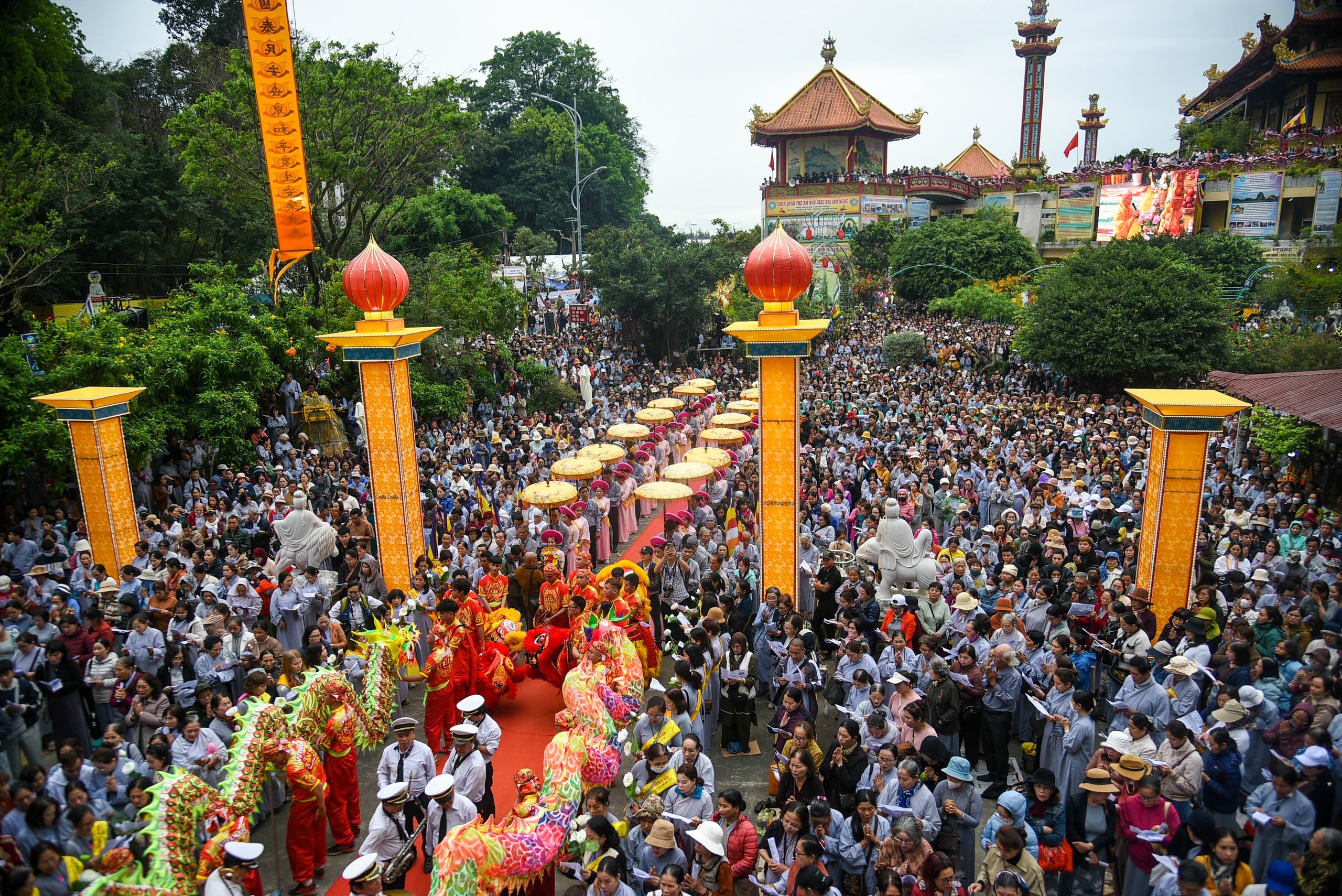 Hàng vạn người đổ về dự lễ Quán Thế Âm và xem đua thuyền tại sông Cổ Cò ở Đà Nẵng- Ảnh 2.
