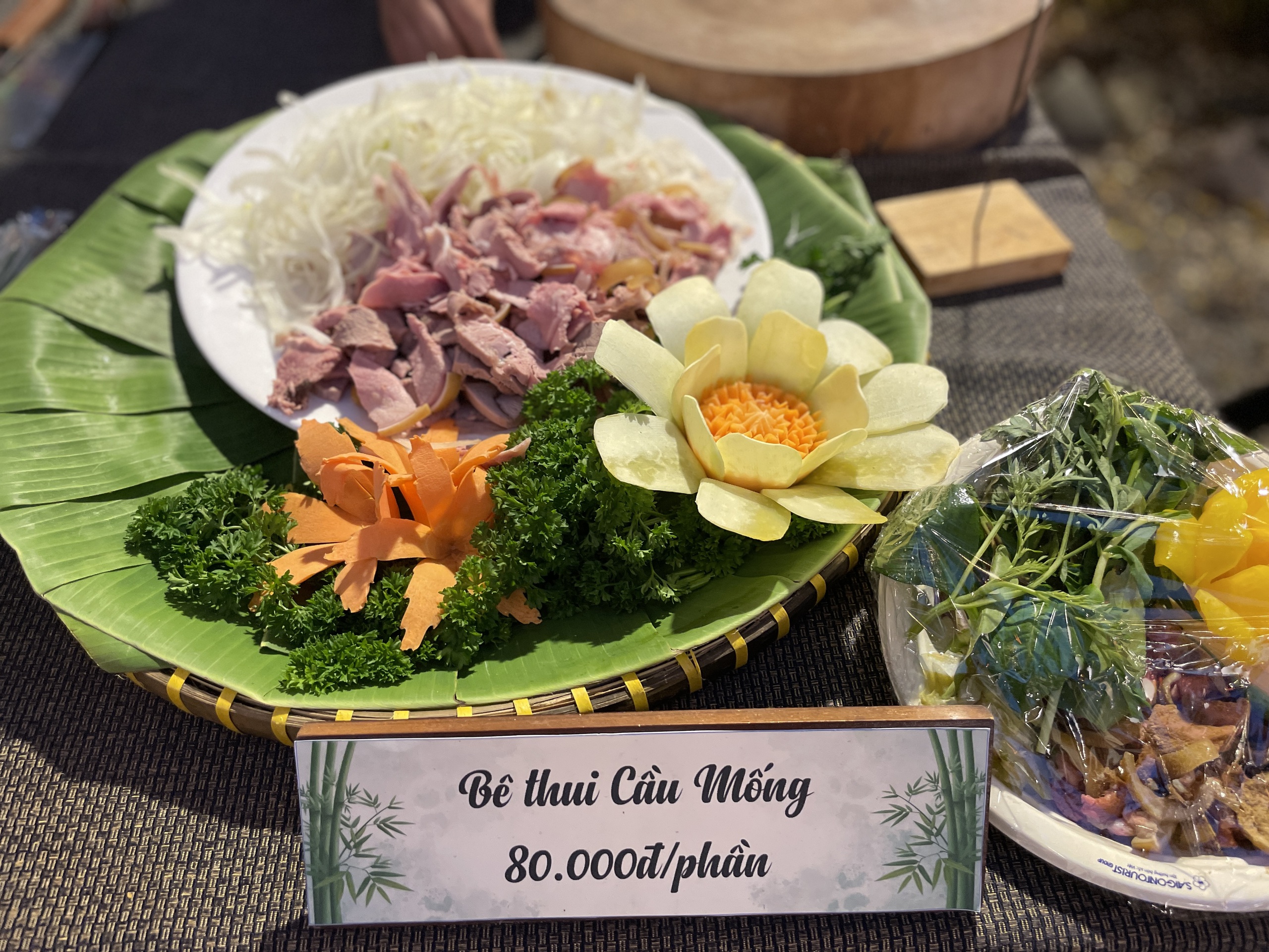 Hàng nghìn người đang đổ về lễ hội ẩm thực 600 món ngon ở TP.HCM, đông đến mức tắc đường - Ảnh 4.