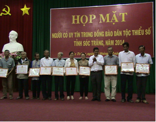 Đ/c Võ Minh Chiến-UVBCHTWĐảng, Bí thư Tỉnh ủy trao tặng Bằng khen UBND tỉnh cho người có uy tín năm 2013 (Nguồn ảnh: TTĐT BDT Sóc Trăng)