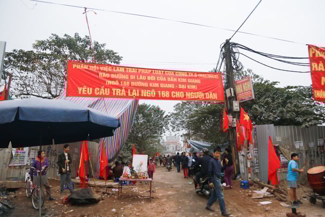 anh: dan ngo 168 kim giang ra duong an ngu de doi lai loi di bi bit hinh anh 1