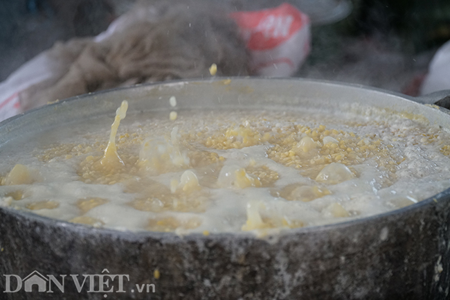 anh: lang goi banh chung lon nhat ha noi tat bat vao vu tet hinh anh 5