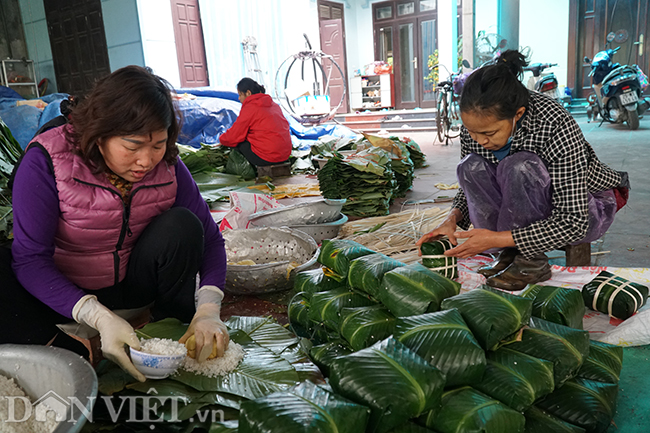 anh: lang goi banh chung lon nhat ha noi tat bat vao vu tet hinh anh 8
