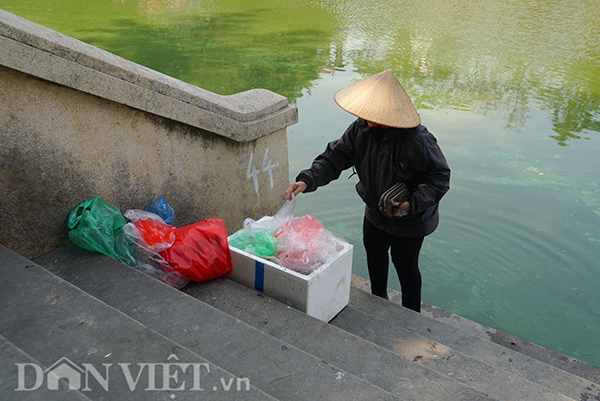 Thả cá tiễn ông Công ông Táo về trời là truyền thống văn hoá lâu đời của người Việt. Tuy nhiên, vào ngày này, vấn nạn ô nhiễm vẫn luôn nhức nhối.