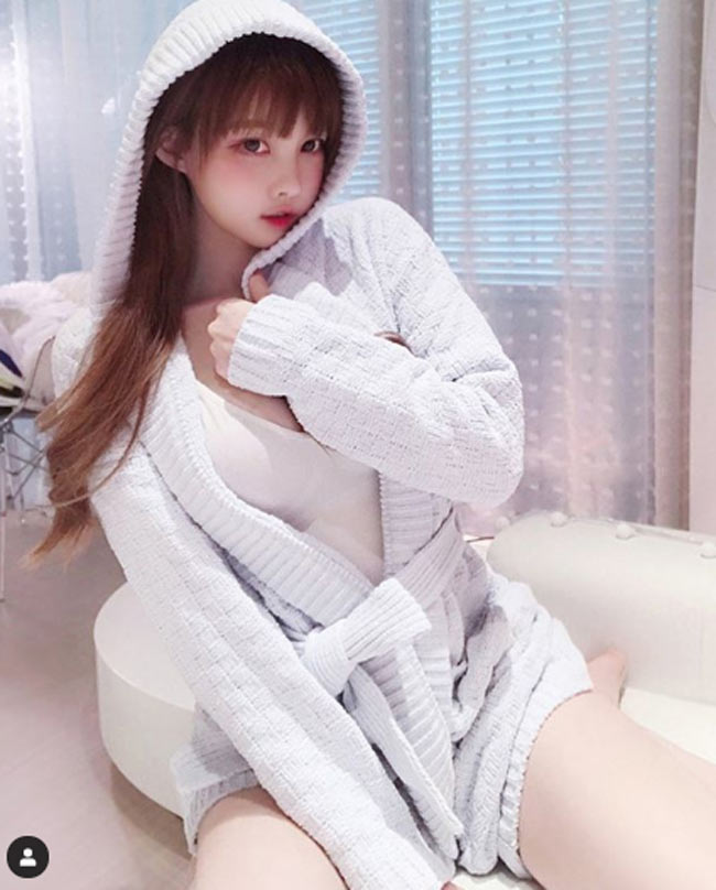 nguoi mau trung quoc kiem tien nui nho chi chup quang cao trong phong ngu hinh anh 5