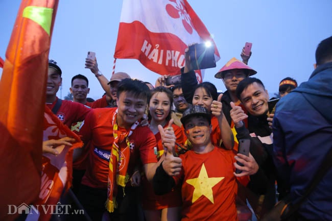 ảnh: nghìn nguoi do ve san van dong, my dinh do ruc nhu chao lua hinh anh 4