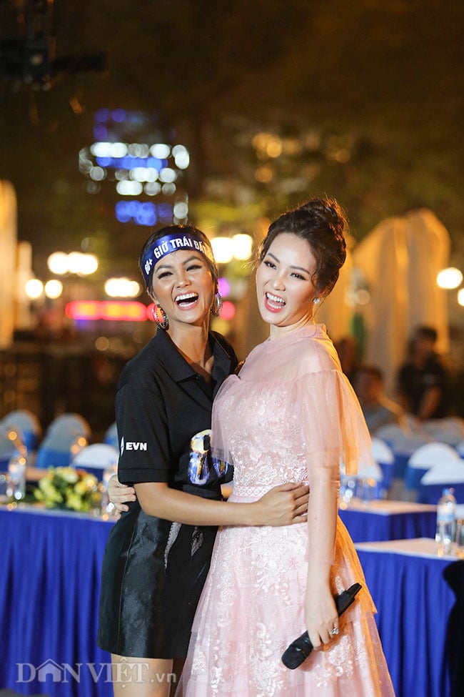 ảnh: hoa hau h’hen nie tat den van dep rang ro trong gio trai dat hinh anh 12