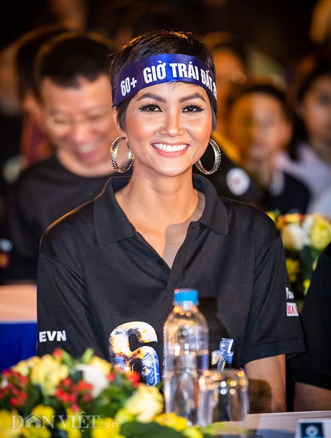 ảnh: hoa hau h’hen nie tat den van dep rang ro trong gio trai dat hinh anh 13