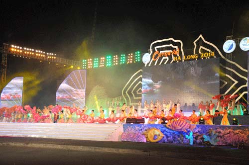 Phần diễn bài Đêm hội Hạ Long tại Carnaval Hạ Long 2014 không xuất hiện Hồ Quỳnh Hương, chỉ có dàn vũ đạo và bài hát đã được thu âm sẵn - Ảnh: Thúy Hằng