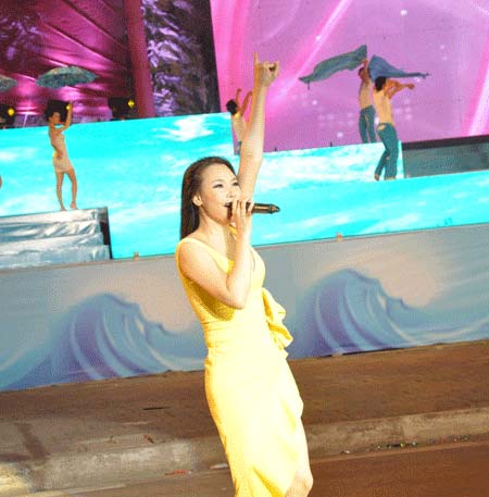 Hồ Quỳnh Hương hát tại Carnaval Hạ Long 2013 tuy nhiên vắng mặt ở Carnaval Hạ Long 2014 vì lý do 