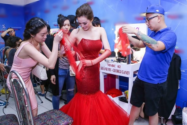 rach vay, tuot ao khi dien: hoang thuy linh va my nhan viet xu ly gay choang hinh anh 4