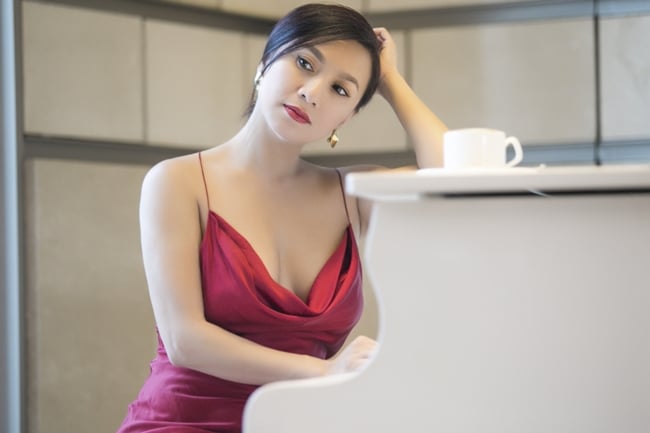 cat xe may chuc cay vang, 4 nu hoang anh lich dang song the nao? hinh anh 4