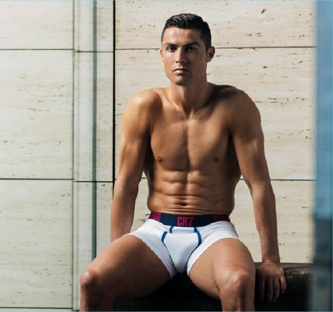 so ke bo phan hinh the dep nhat cua cr7 va robert lewandowski hinh anh 8