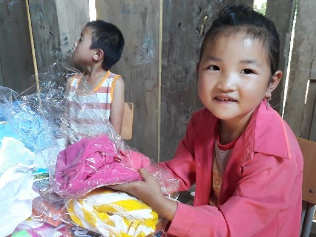 Sơn La: Thầy giáo cắm bản bỏ tiền túi mua sách, bút cho học sinh
