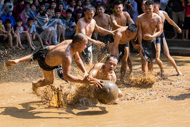 anh an tuong: trai lang dong kho vat nhau trong bun cuop cau 20kg hinh anh 7