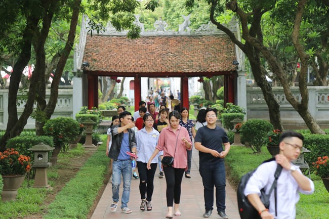 anh: si tu do xo den van mieu cau may truoc ngay thi thpt quoc gia hinh anh 1