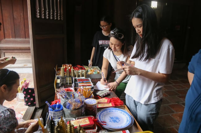 anh: si tu do xo den van mieu cau may truoc ngay thi thpt quoc gia hinh anh 9
