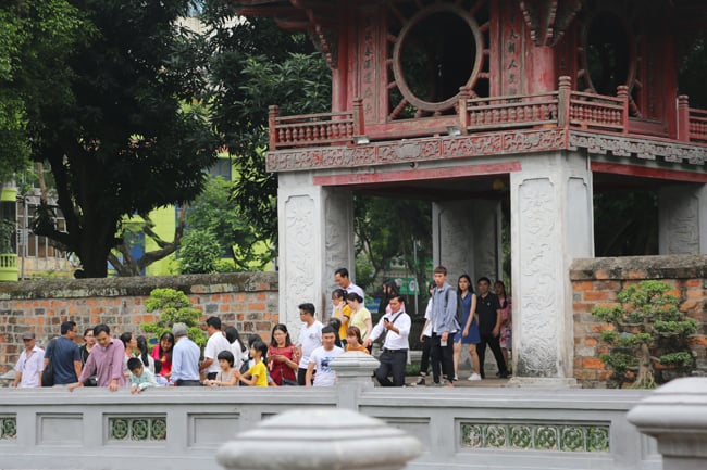 anh: si tu do xo den van mieu cau may truoc ngay thi thpt quoc gia hinh anh 15