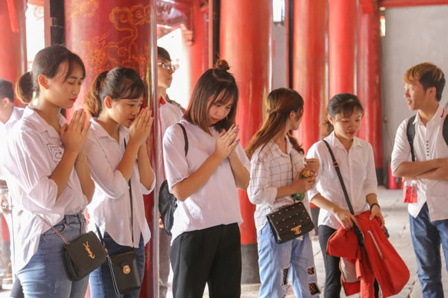 anh: si tu do xo den van mieu cau may truoc ngay thi thpt quoc gia hinh anh 3