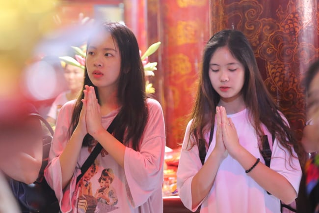 anh: si tu do xo den van mieu cau may truoc ngay thi thpt quoc gia hinh anh 7