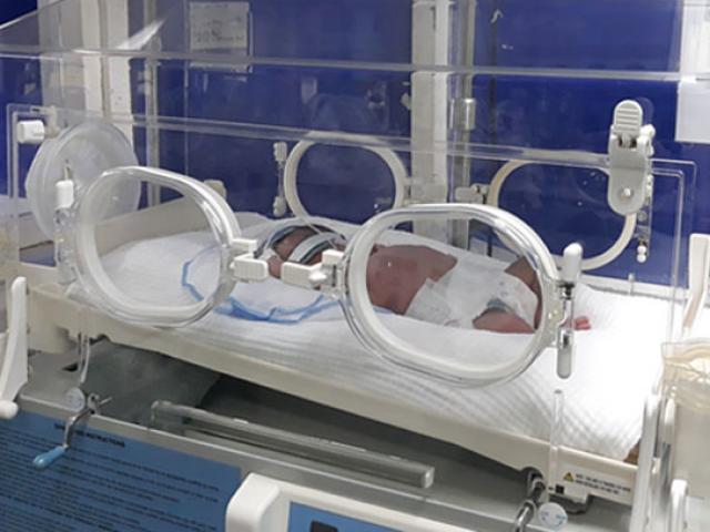 Nữ sinh 17 tuổi sinh con rồi vứt lại trong nhà vệ sinh