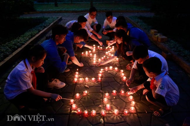 nhieu ban tre thap nen tri an tai nha dai tuong vo nguyen giap hinh anh 1
