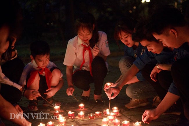 nhieu ban tre thap nen tri an tai nha dai tuong vo nguyen giap hinh anh 2