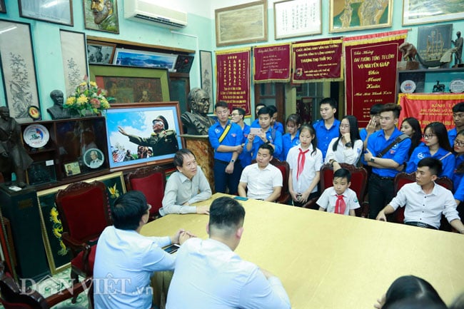 nhieu ban tre thap nen tri an tai nha dai tuong vo nguyen giap hinh anh 8