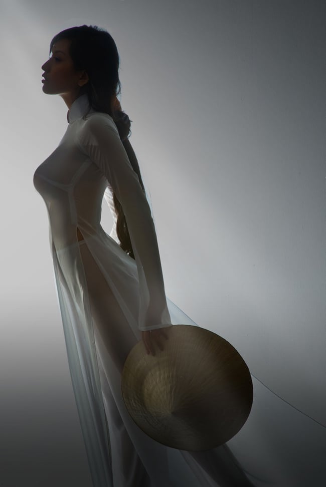 ao dai bien tau khien dan mang tranh cai hinh anh 2